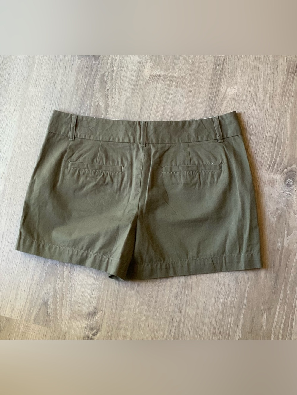 Ann Taylor LOFT Chino Shorts Size: 6 - Picture 2 of 8